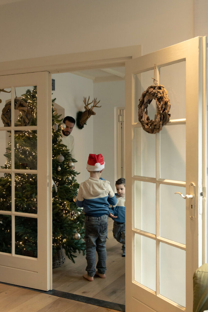 Broers tuigen samen de kerstboom op